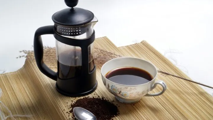 Instant coffee vs ground coffee. the perfect cup of french press coffee.