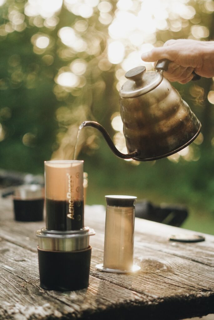 Making iced blonde vanilla latte using Aeropress